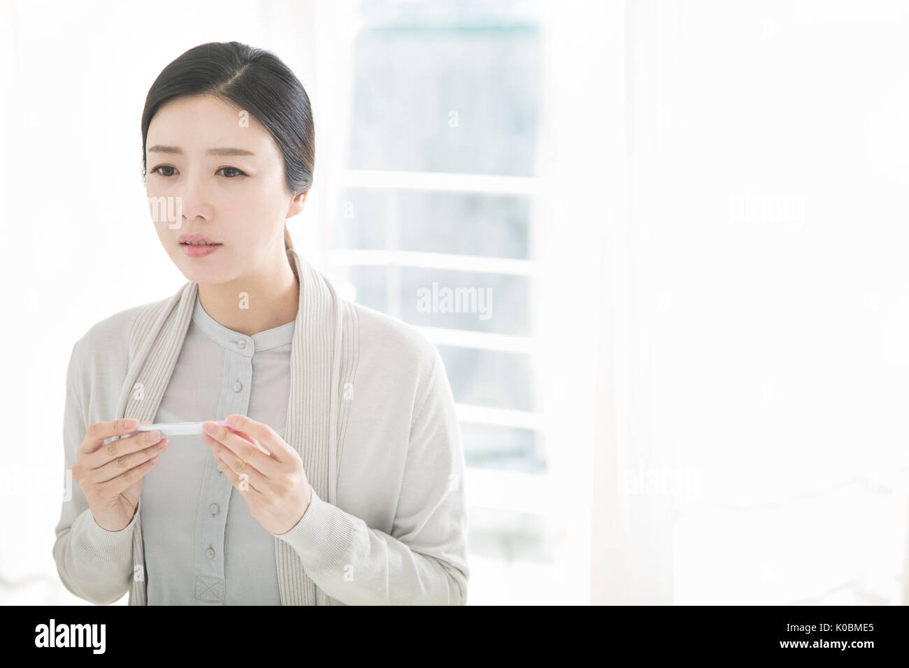 Portrait de femme peur de faire un test de grossesse Banque D'Images
