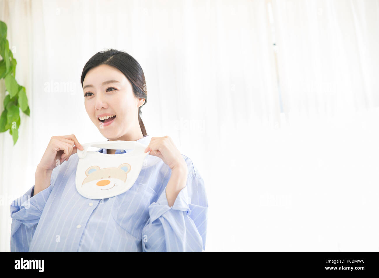 Portrait of smiling pregnant woman en attente de son bébé Banque D'Images