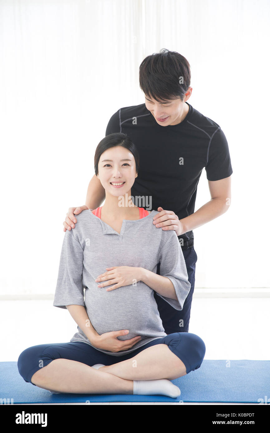 Smiling femme enceinte et son mari l'exercice Banque D'Images