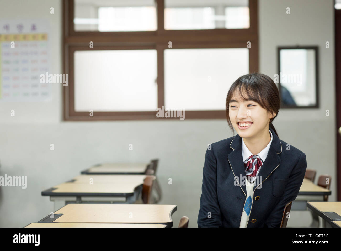 Portrait of smiling school girl in classroom Banque D'Images
