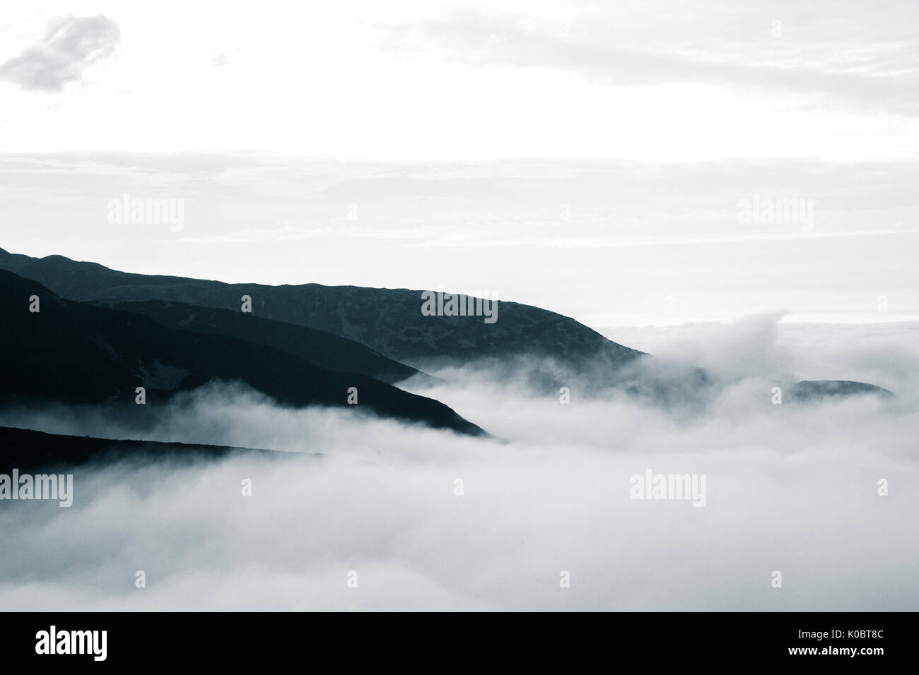 Une belle vue sur la montagne monochromatiques avec des nuages Banque D'Images