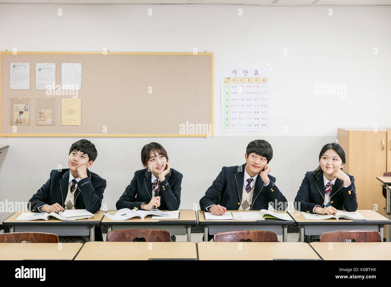 Portrait de quatre étudiants de l'école de classe en souriant Banque D'Images