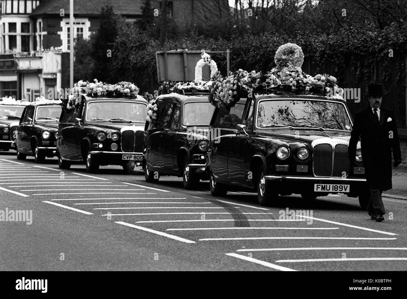 Les corbillards fleuries arrivant à la ville de Londres et le crématorium cimetière à Manor Park, Londres, pour les funérailles de la première de la station de métro King's Cross victimes d'incendies. Plus de 50 voitures étaient dans le cortège pour les funérailles de Doyen Cottle, 7, sa mère, Susheila, 28 ans, de Leyton, East London, et son frère Mohavir Rai Singh, 23 ans, de Walthamstow. Banque D'Images