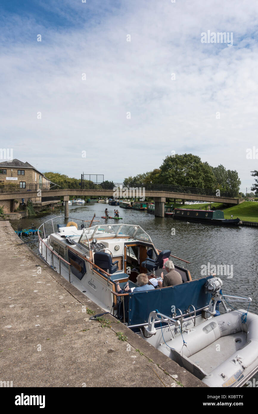 Couple relaxing at stern de bateau sur la rivière Great Ouse Ely Banque D'Images