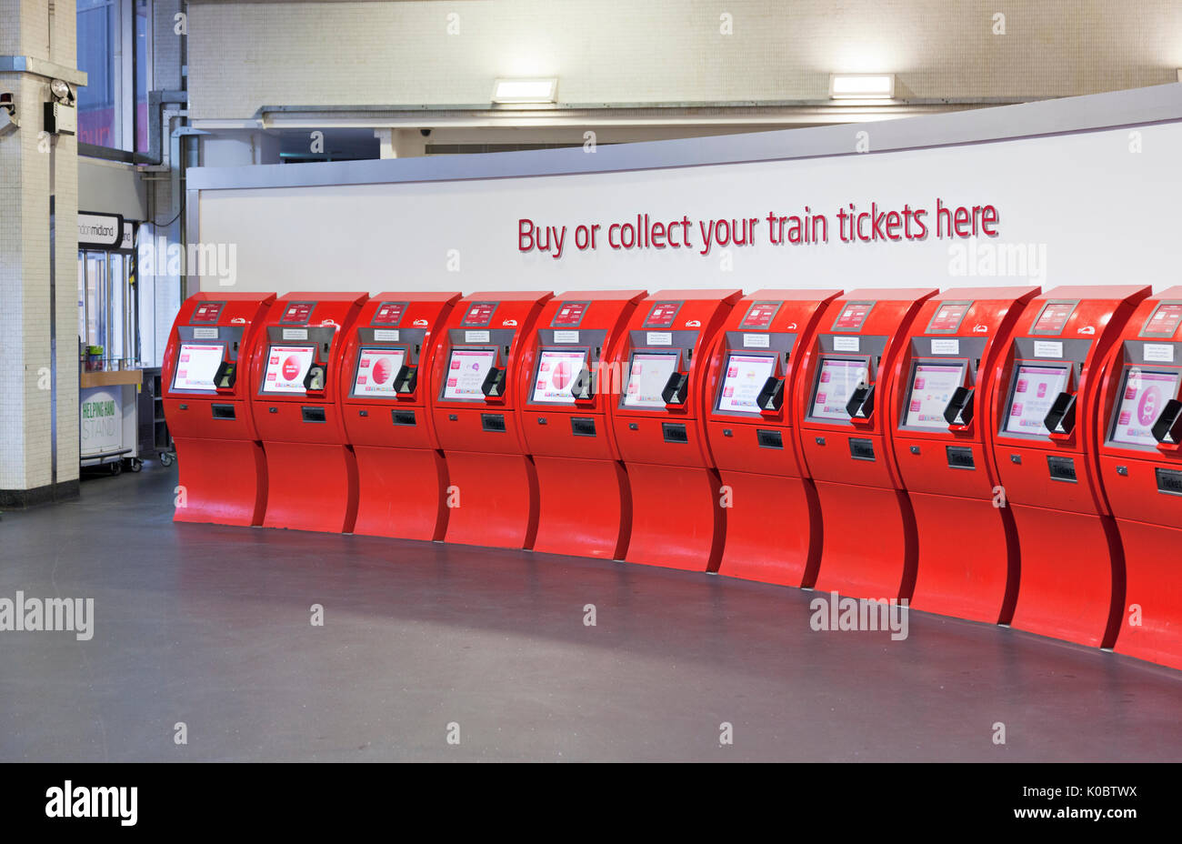 Achetez ou récupérez vos billets de train ici, rangée de la machine à billets de Virgin trains en libre-service à la gare d'Euston. Banque D'Images