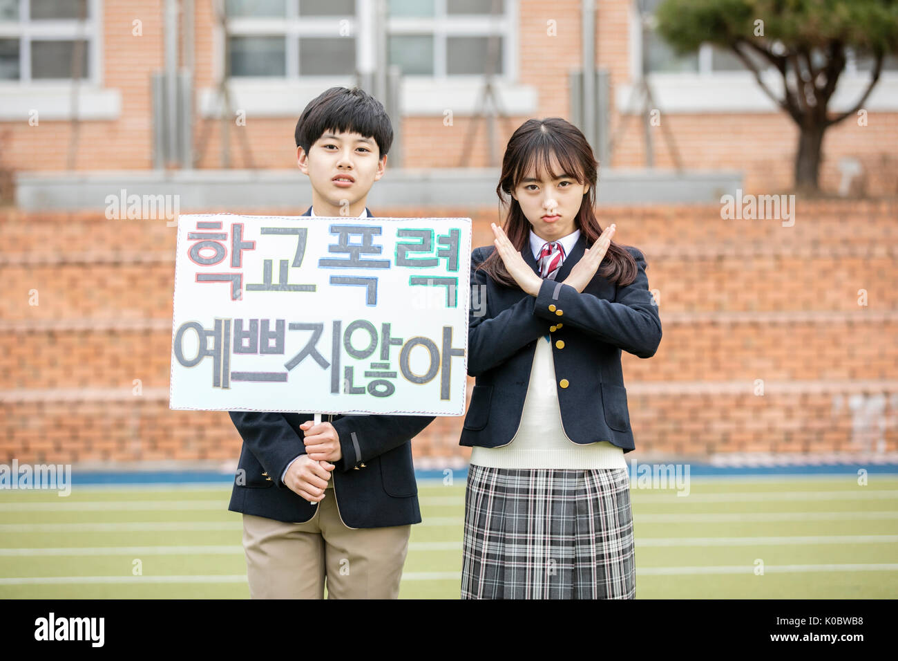 Deux étudiants de l'école montrant un message contre la violence à l'école coréenne Banque D'Images