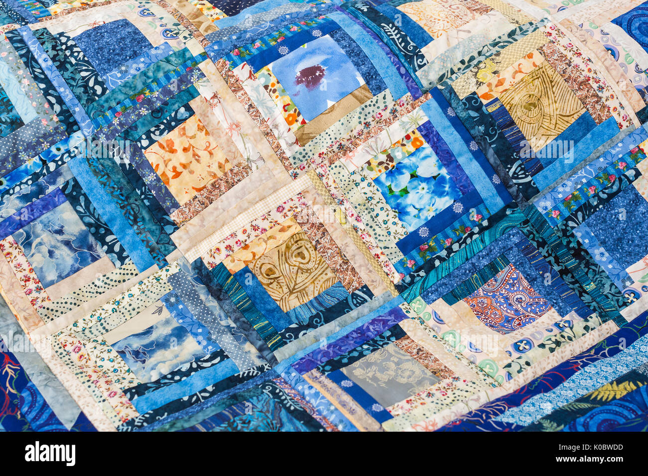 Patchwork, couture, fait main, de l'intérieur, accueil confort concept - verre transparent coloré dans des tons bleu patchwork faite de fragments ornés de motifs imprimés fleuris cousus en forme de carrés Banque D'Images