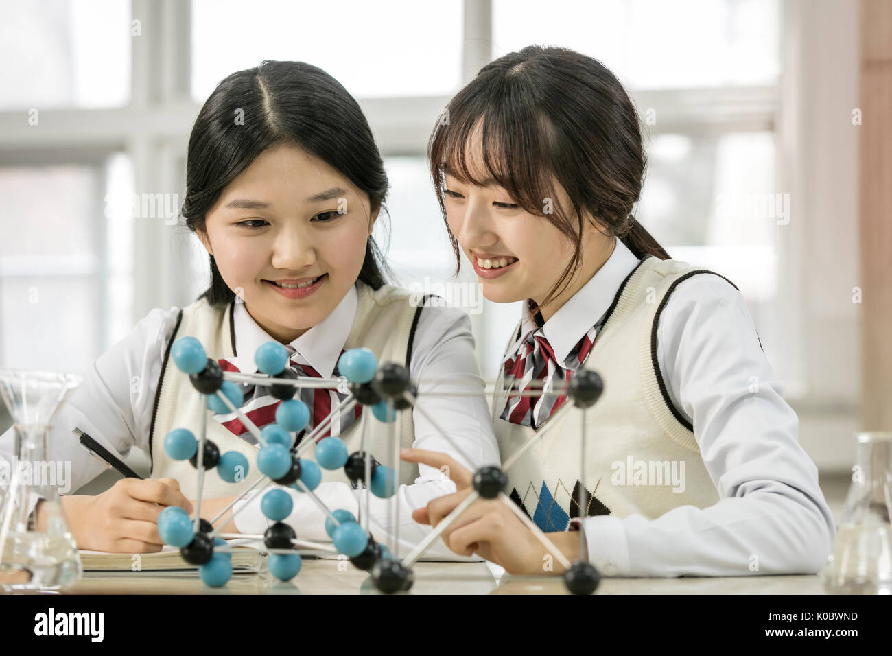 Portrait of smiling deux filles de l'école de sciences en classe à l'école Banque D'Images