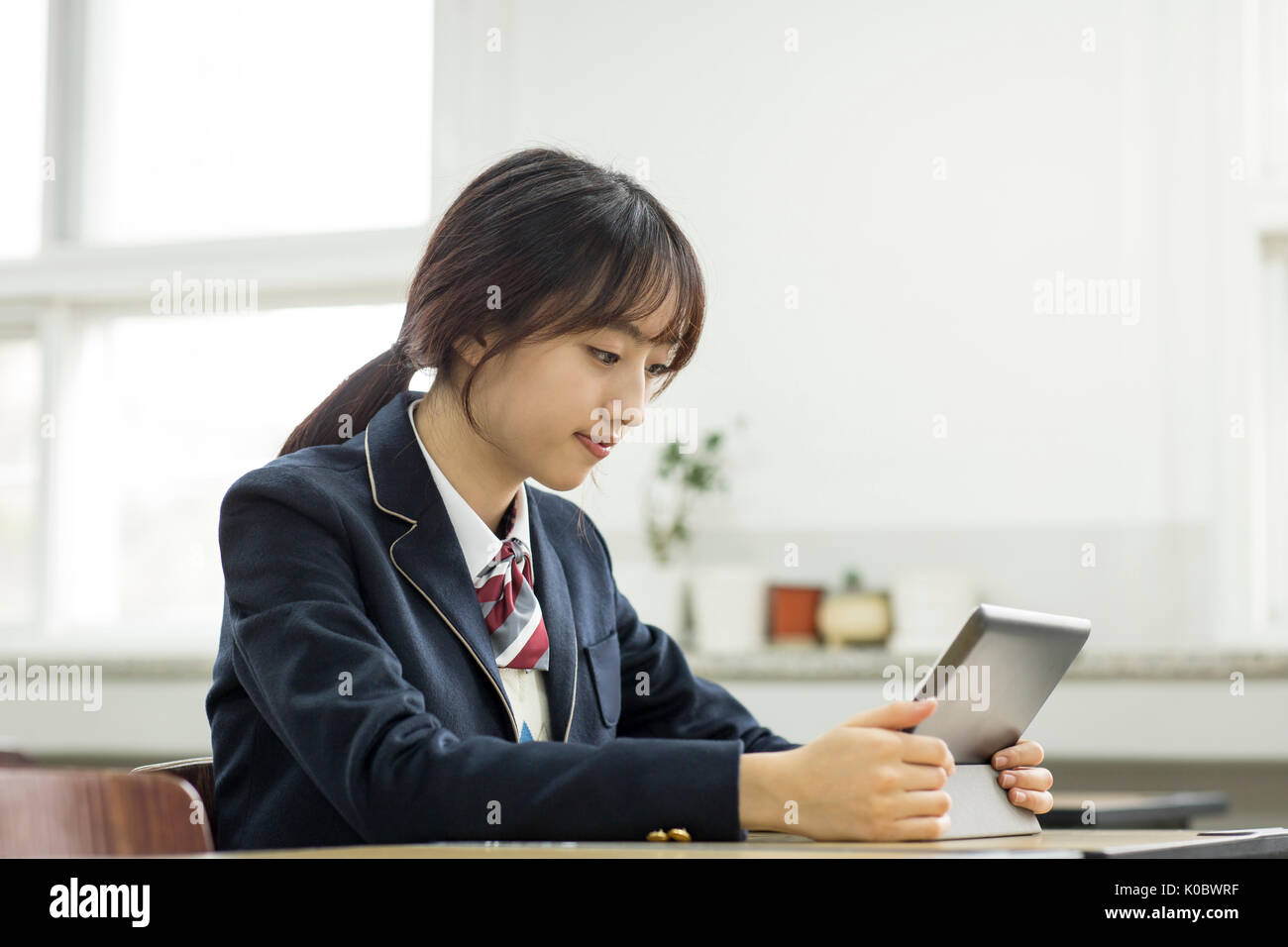 Portrait de school girl practicing e-learning Banque D'Images