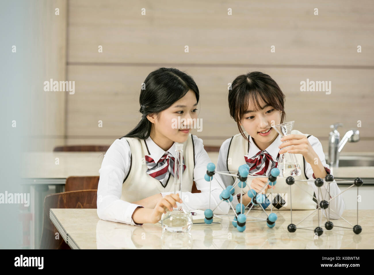 Portrait of smiling deux filles de l'école de science de l'apprentissage Banque D'Images