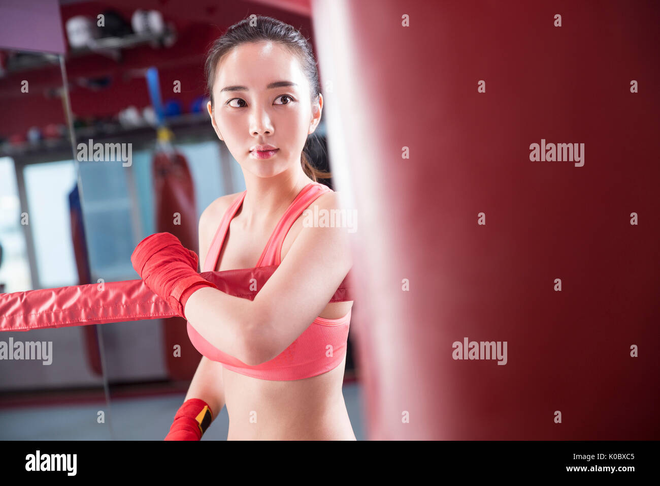 Portrait of young female boxer Banque D'Images