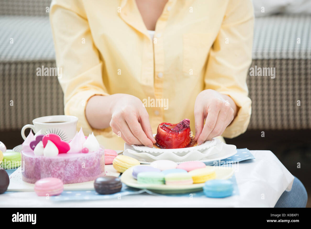 Femme seule avec divers desserts Banque D'Images