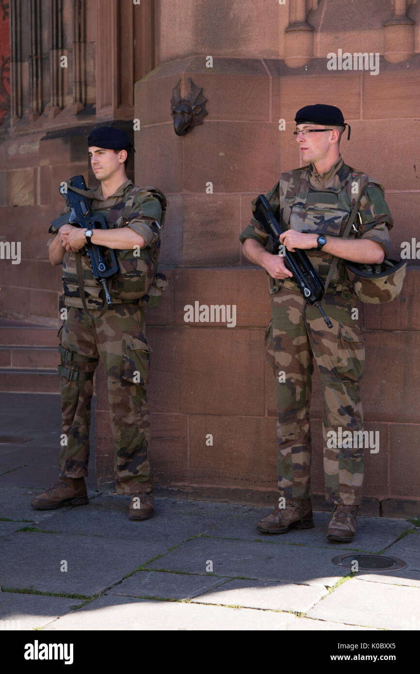 Deux soldats français lourdement armés en service à l'extérieur de la cathédrale de Strasbourg ou de la cathédrale de Notre Dame de Strasbourg. Banque D'Images