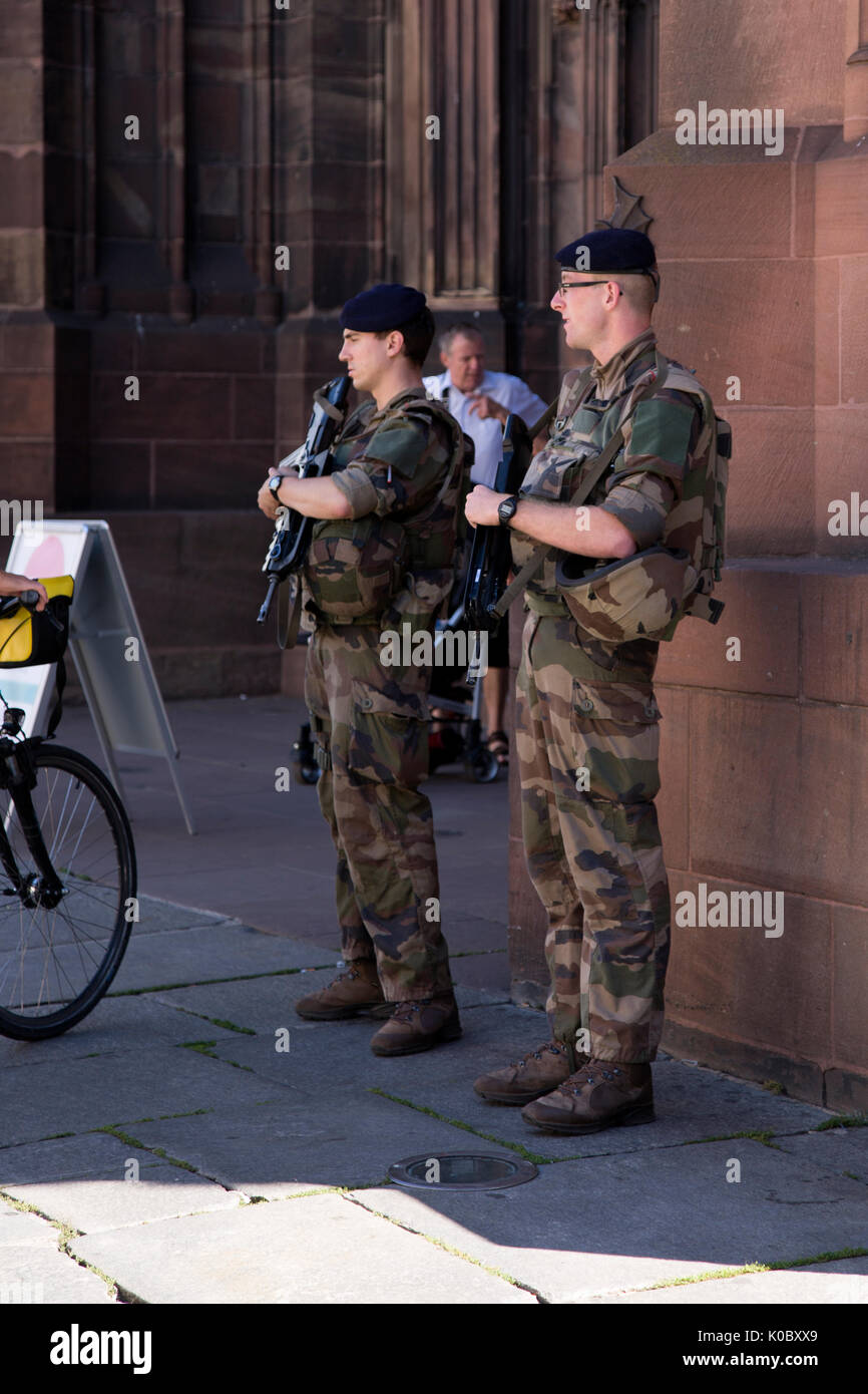 Deux soldats français lourdement armés en service à l'extérieur de la cathédrale de Strasbourg ou de la cathédrale de Notre Dame de Strasbourg. Banque D'Images