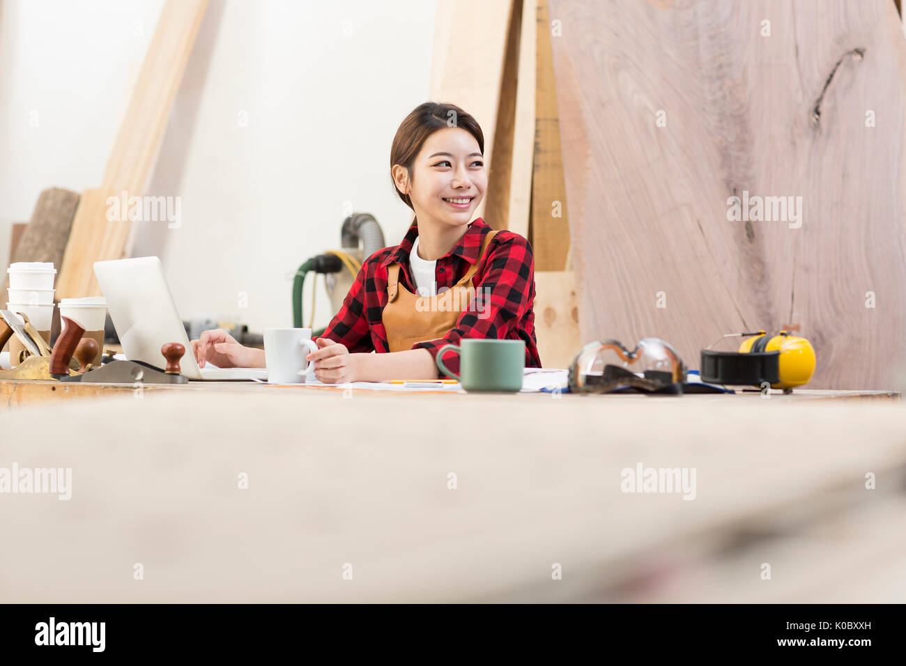 Portrait of smiling female designer de meubles travaillant Banque D'Images