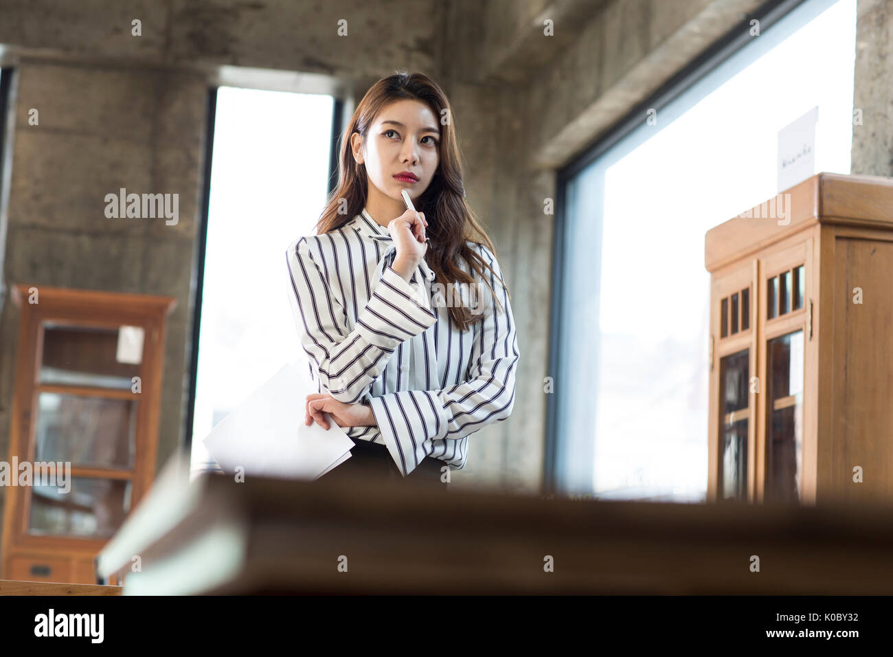 Jeune femme pensée expert meubles Banque D'Images