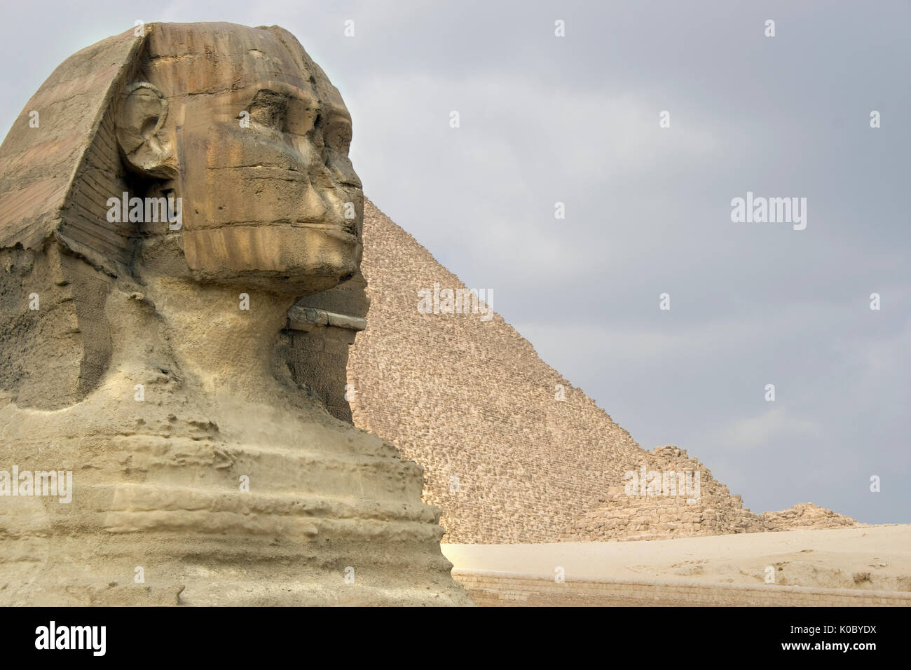 Le sphinx garde les pyramides à Gizeh le plateu au Caire, Égypte. Banque D'Images