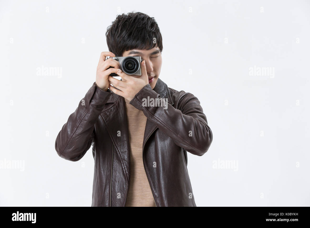 Portrait de jeune homme de prendre une photo avec l'appareil photo Banque D'Images