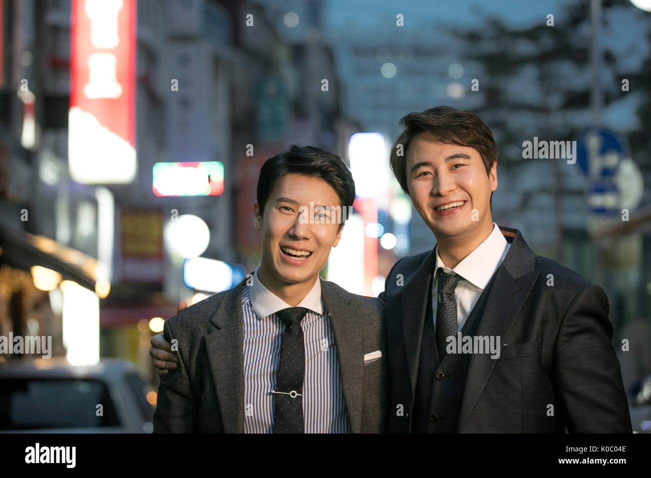 Portrait de deux collègues souriants Banque D'Images