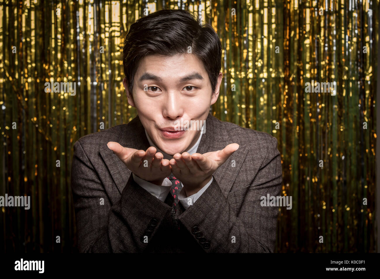 Portrait of smiling young man proposant Banque D'Images