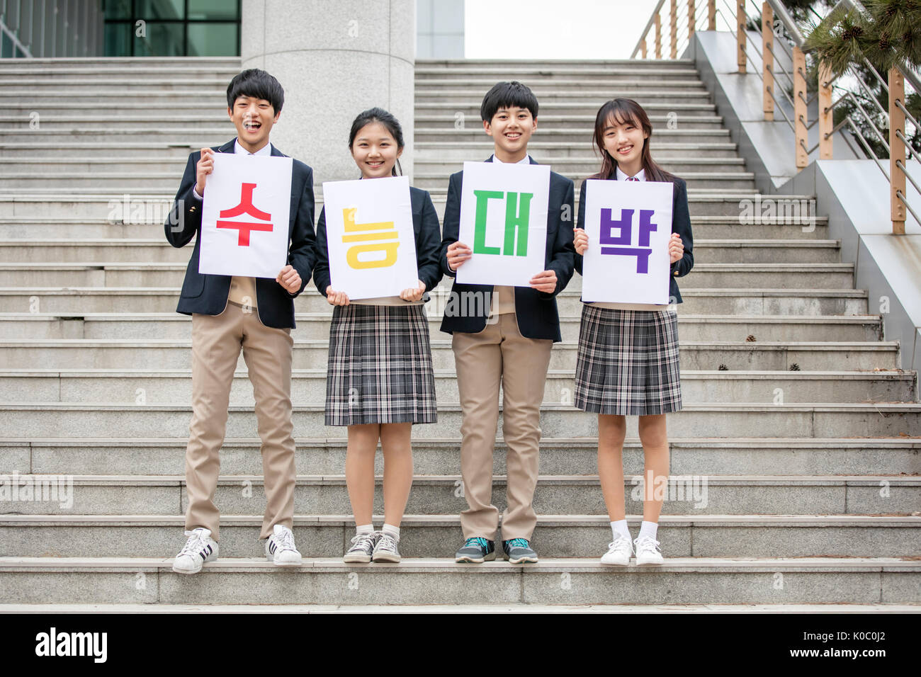 Les élèves de l'école en souriant avec message d'encouragement pour les candidats Banque D'Images