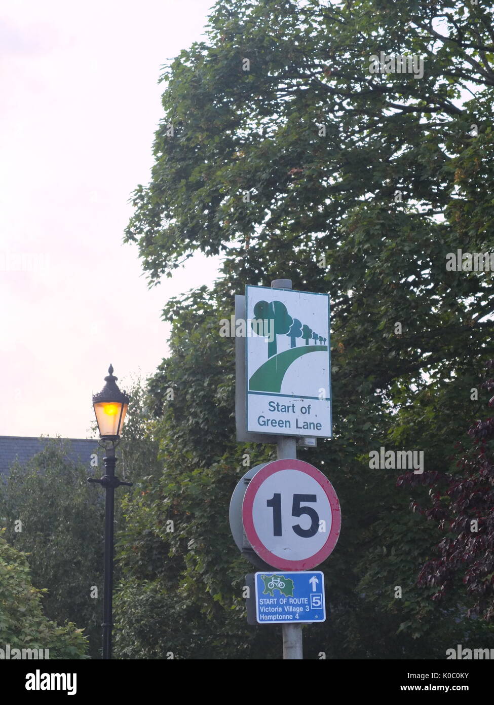 Un signe à Jersey indiquant une voie verte, un réseau de routes à 15mph vitesse limite où la priorité est donnée aux marcheurs, cyclistes et horseriders Banque D'Images