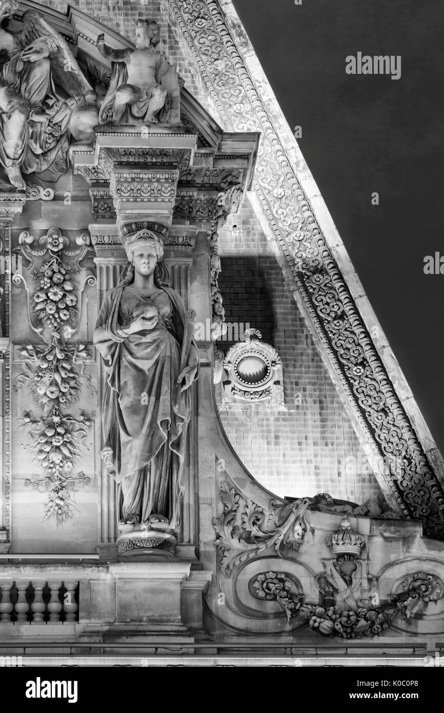 Toit orné de Musée du Louvre, Paris, France Banque D'Images