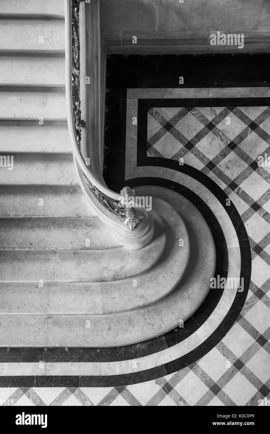 Escalier de marbre dans la section Richelieu du musée du Louvre, Paris, France Banque D'Images