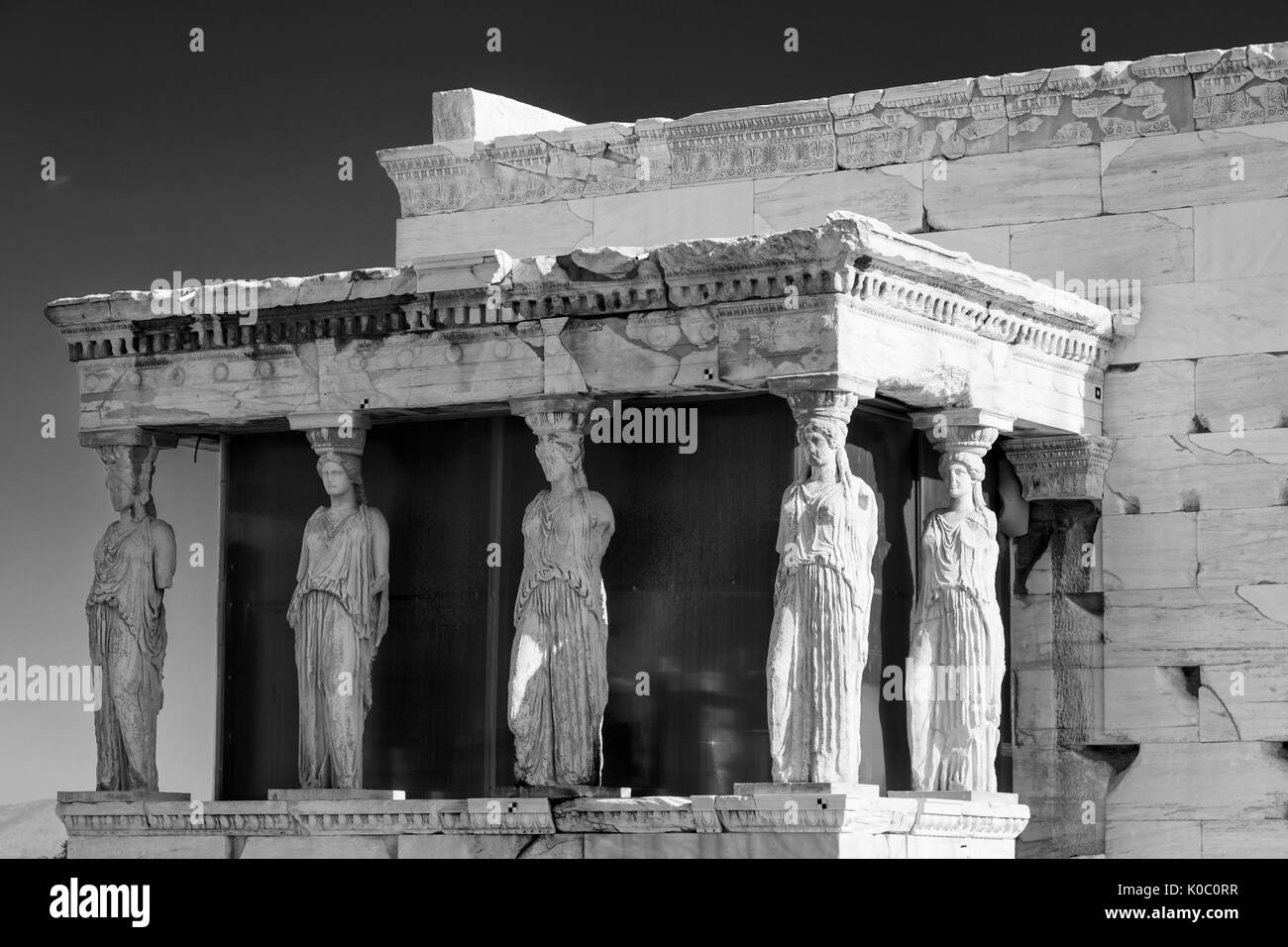 Les figures d'Athena ligne le porche à caryatide de l'Erechtleion sur l'Acropole, Athènes Grèce Attica Banque D'Images