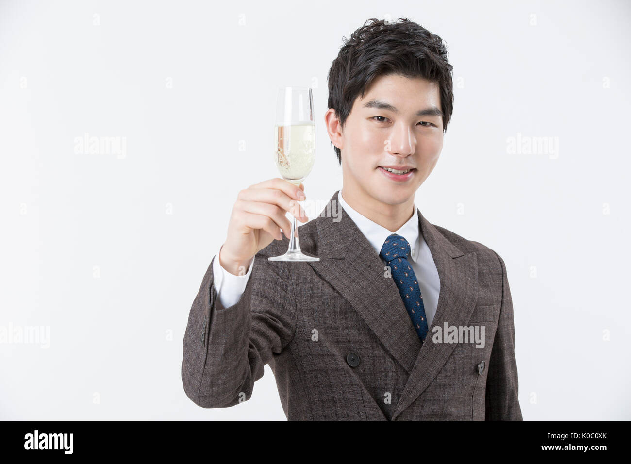 Portrait of young smiling businessman avec un verre de champagne Banque D'Images