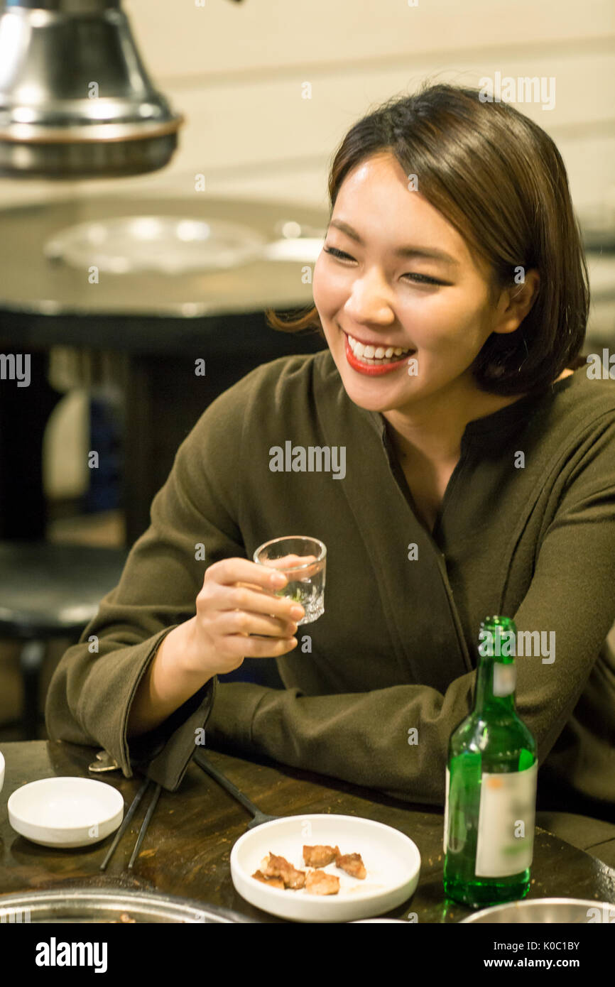 Portrait of smiling businesswoman holding un verre d'alcool Banque D'Images