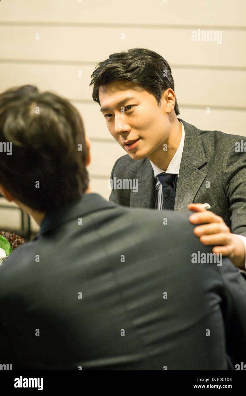 Portrait of smiling businessman encourager son collègue Banque D'Images