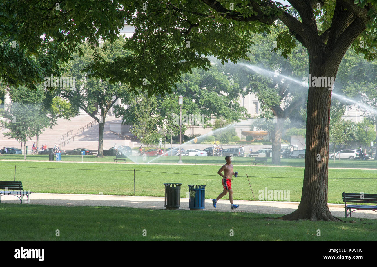 Un coureur passe aspersion d'eau géant sur le National Mall. Banque D'Images