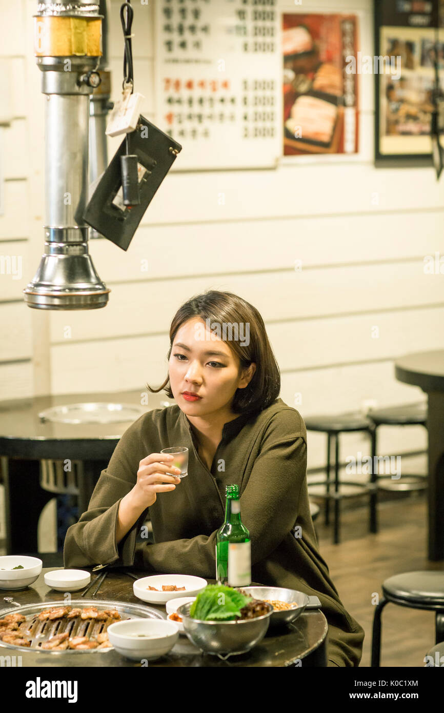 Portrait of young businesswoman peur de boire avec des grillades de porc Banque D'Images