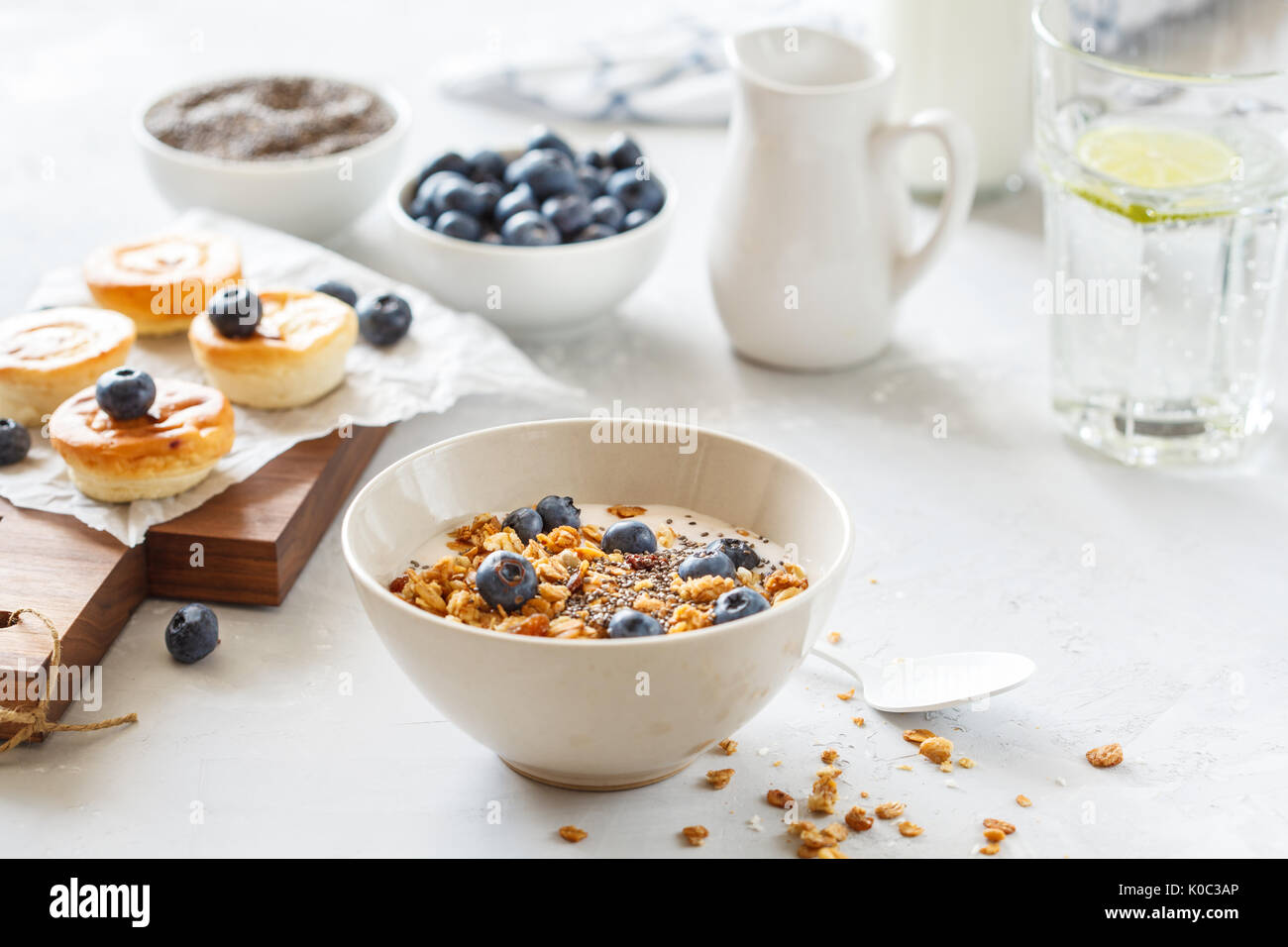 Barres granola avec yogourt et mini-gâteaux au fromage avec des bleuets pour le petit-déjeuner. Banque D'Images