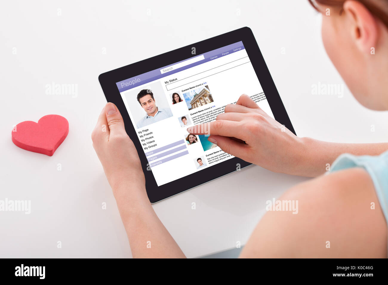 Portrait de jeune femme chat sur les sites de réseautage social using digital tablet Banque D'Images