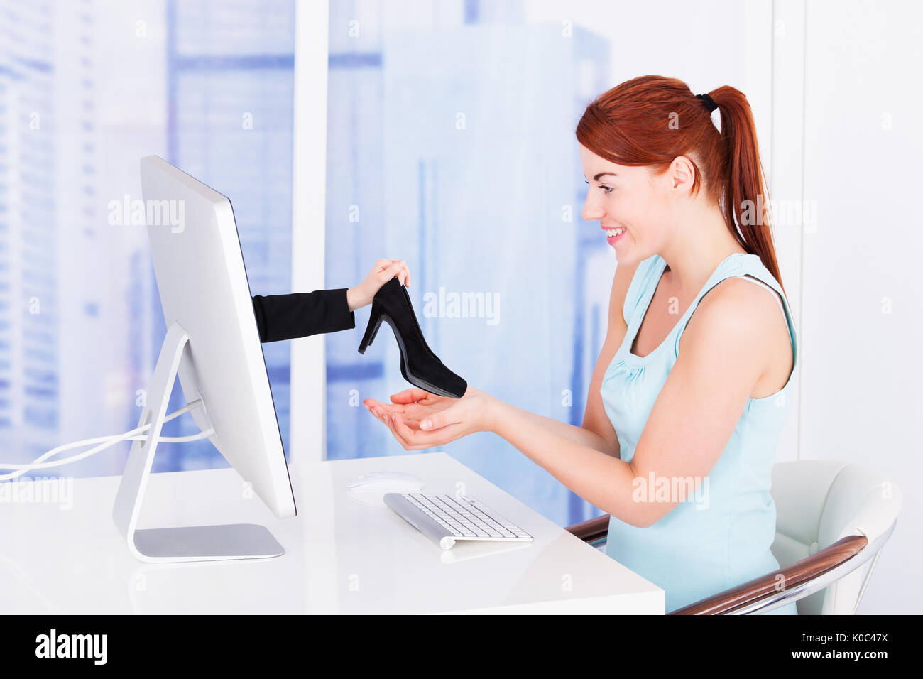 Vue latérale du young businesswoman shopping en ligne à l'ordinateur 24 Banque D'Images Vue latérale du young businesswoman shopping en ligne à l'ordinateur 24 Banque D'Images