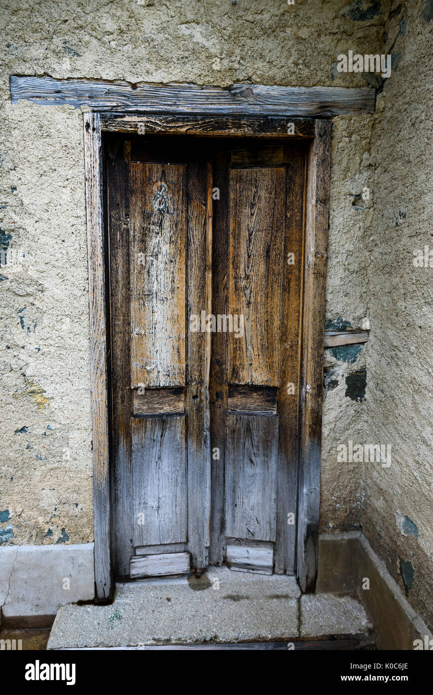 Porte en bois patiné avec une serrure rouillée métallique texturé avec  peinture blanche écaillée et peeling Photo Stock - Alamy