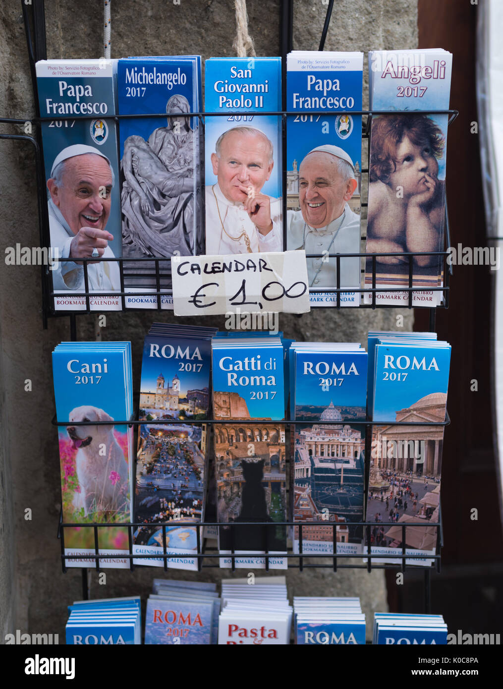 CASTEL GANDOLFO, ITALIE - 19 octobre 2016 : divers calendriers pape en face d'une boutique Banque D'Images