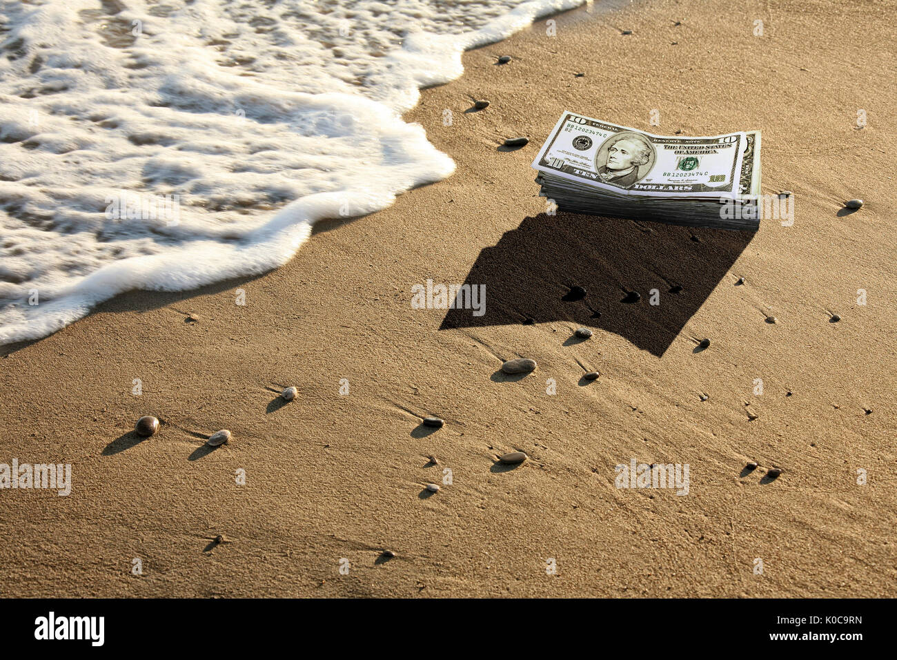 Image conceptuelle du dollar s'empilent sur beach Banque D'Images