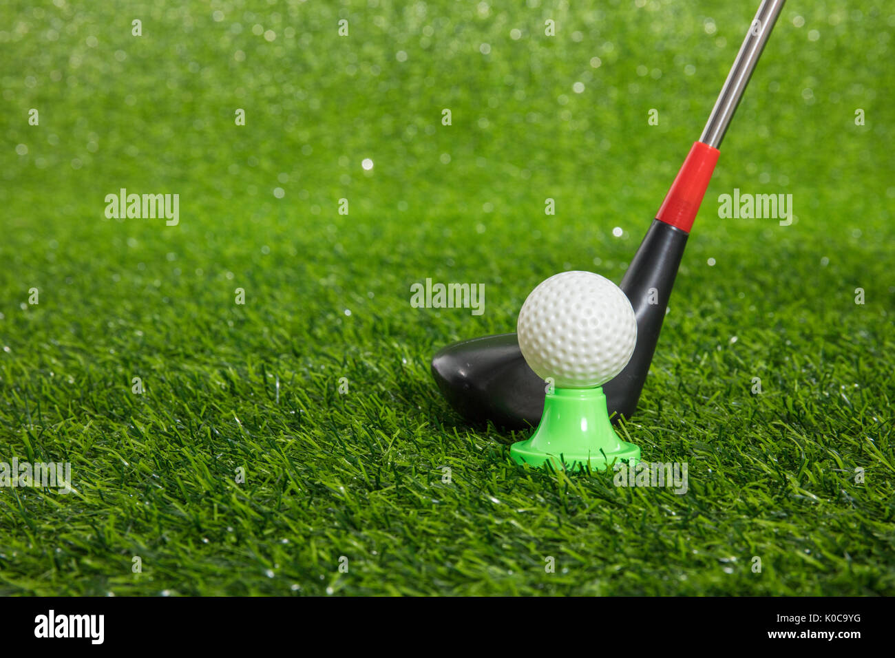 Gros plan du jouet et balle de golf putter sur l'herbe verte Photo Stock -  Alamy