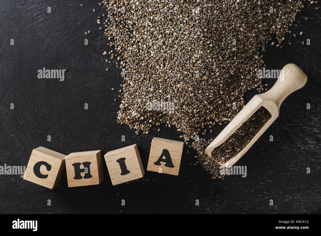 Tas de graines de chia bio saine riche en acides gras omega-3 sur fond sombre Banque D'Images