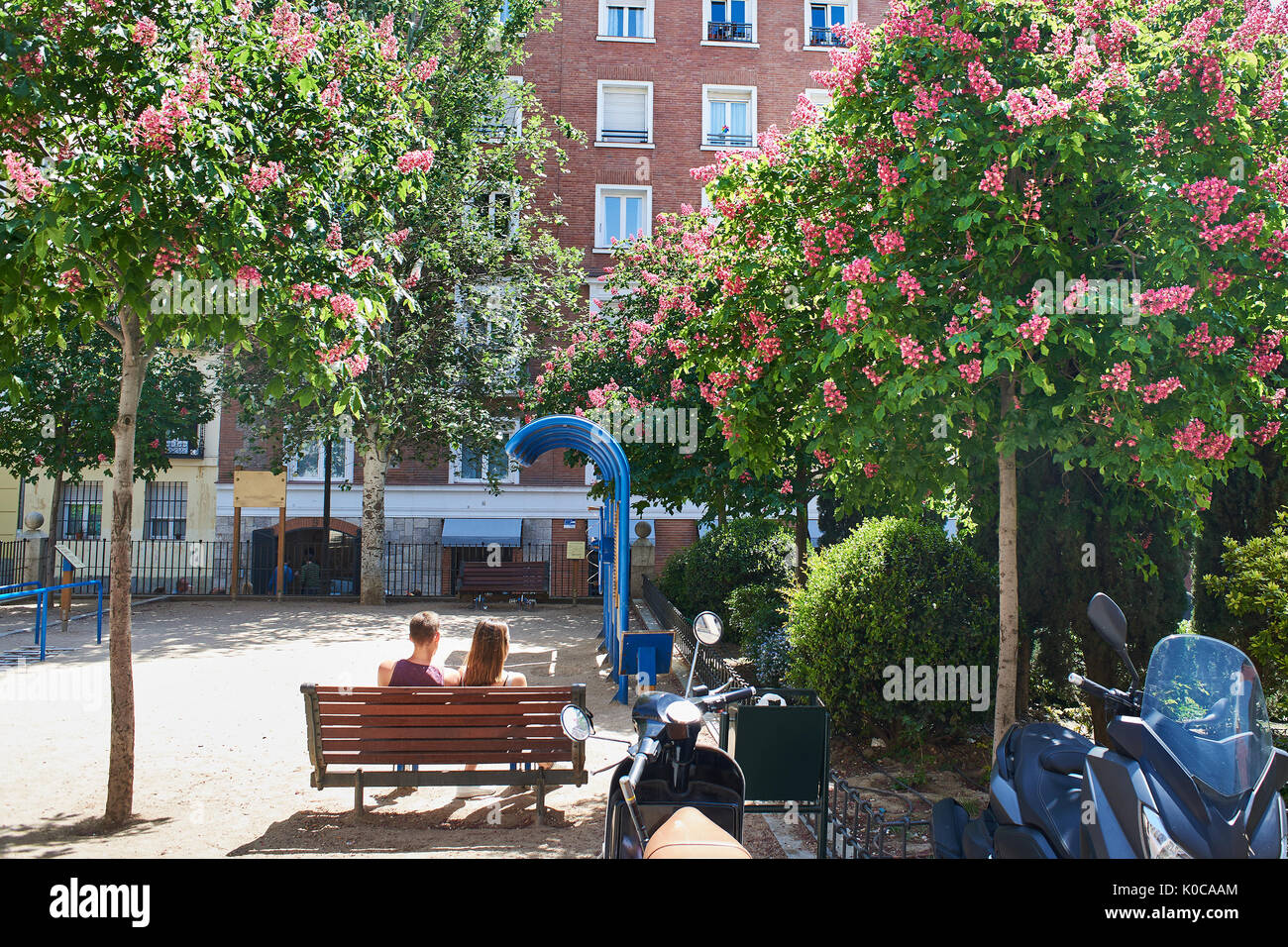Agréable cour d'une ville européenne et un couple amoureux sur un banc Banque D'Images