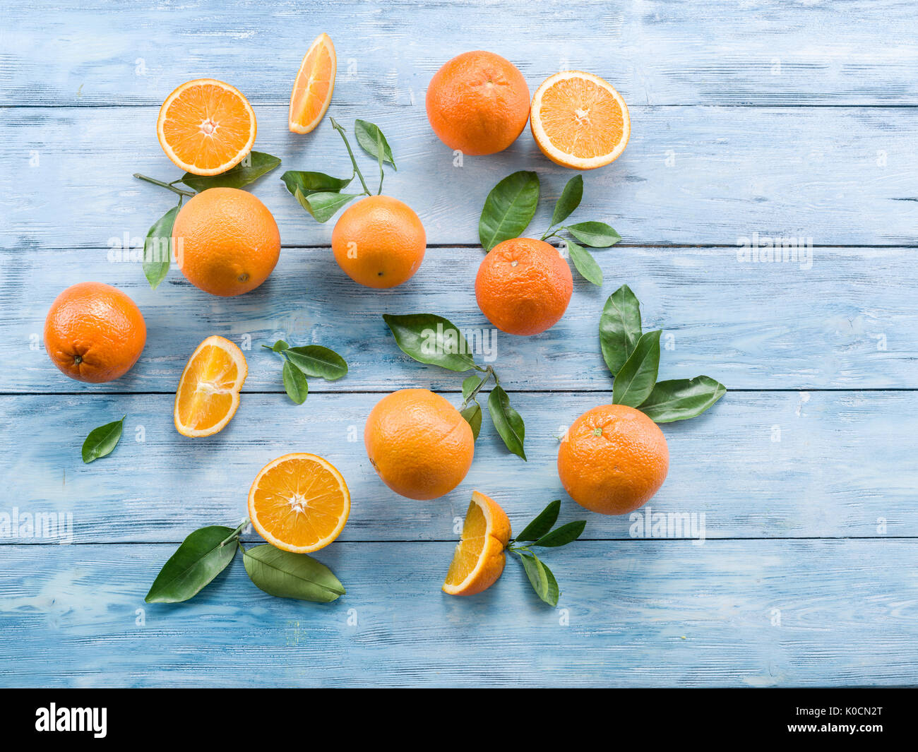 Venu des oranges sur la table en bois bleu. Vue d'en haut. Banque D'Images