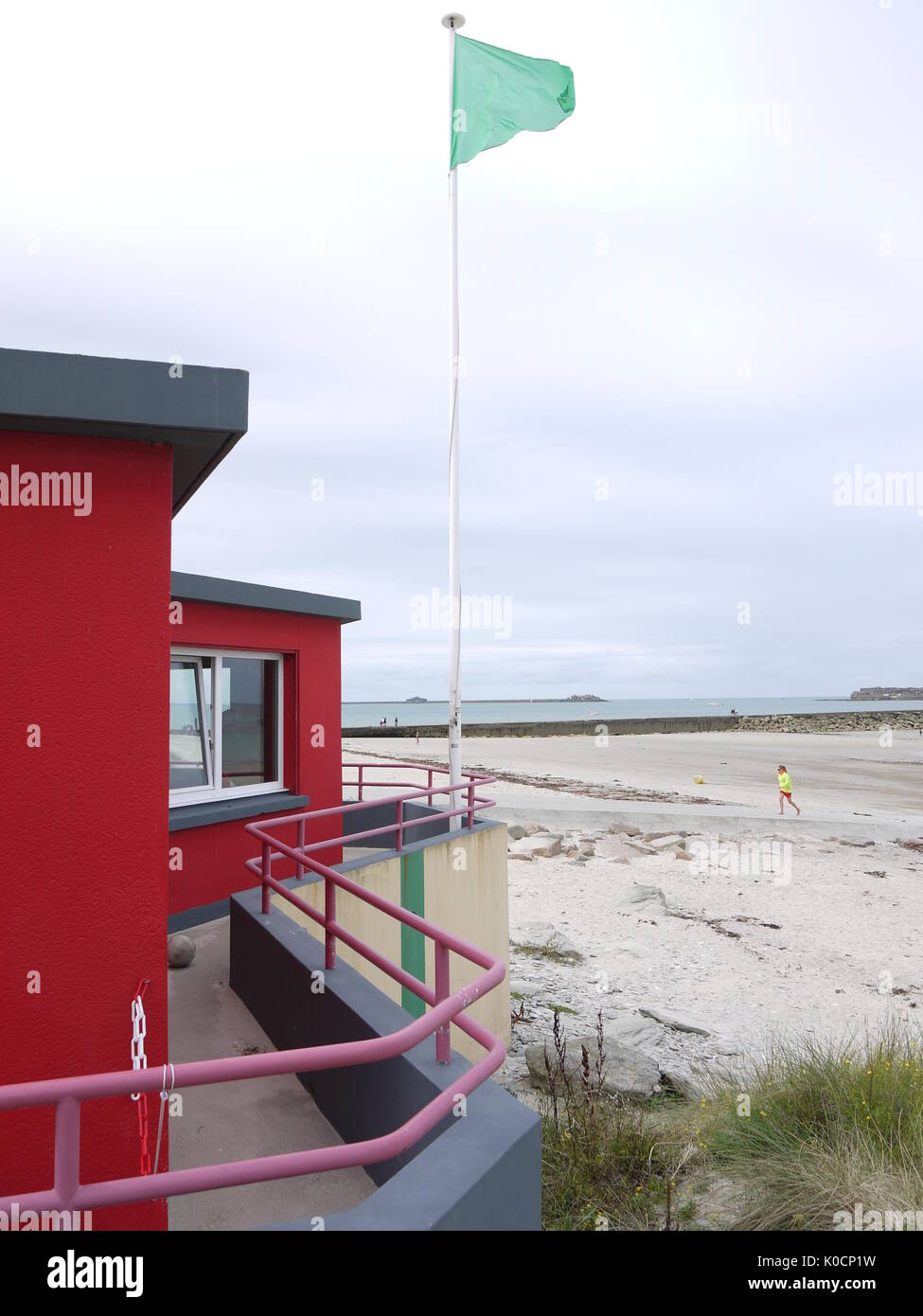 Drapeau vert et rouge station superviseur sur la plage de Cherbourg France Banque D'Images