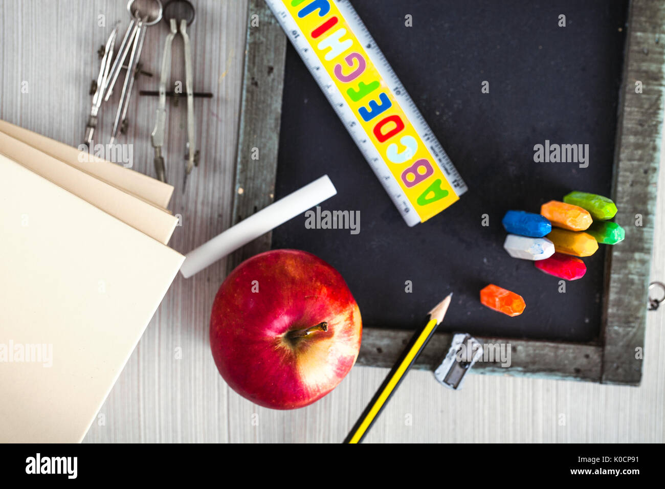 Les objets de l'école pour les élèves. Tableau noir, crayons, crayons et Apple Banque D'Images