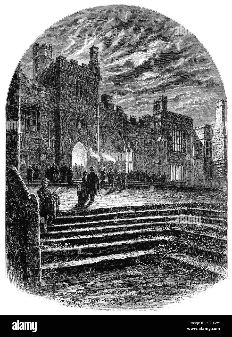 1870 : une vue de la nuit de la cour de Haddon Hall. L'anglaise sur la rivière Wye près de Bakewell, est l'un des sièges du Duc de Rutland. Les origines de la salle date du 11ème siècle, salle Tudor et médiévale actuelle comprend les ajouts ajoutés à différentes étapes entre le 13e et le 17e siècles. Le Derbyshire, Angleterre. Banque D'Images