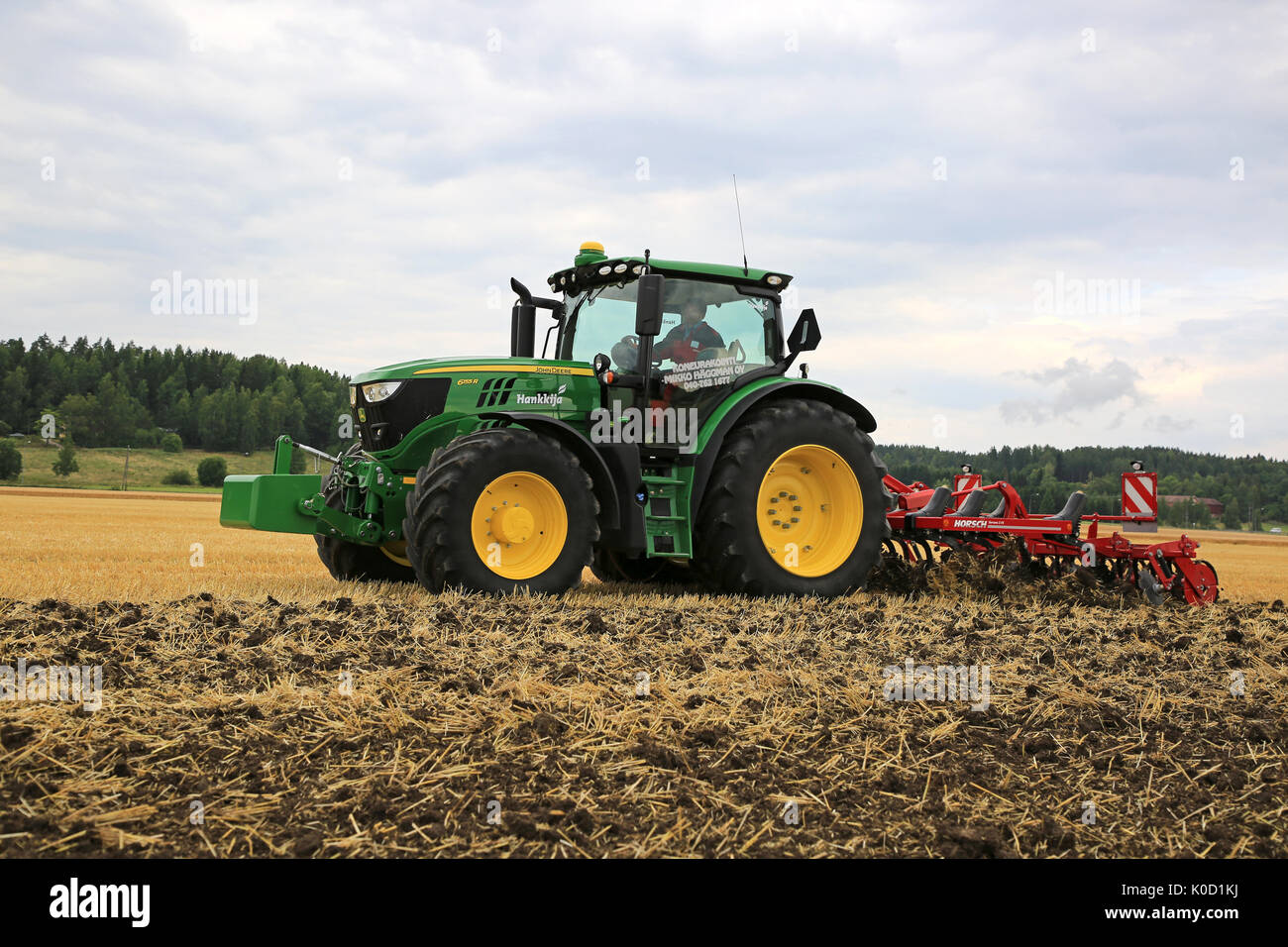 SALO, FINLANDE - le 18 août 2017 : agriculteurs travaillent avec tracteur John Deere 6155R et 3Horsch Terrano FX sur Puontin Peltopaivat cultivateur agricole 2017 Banque D'Images