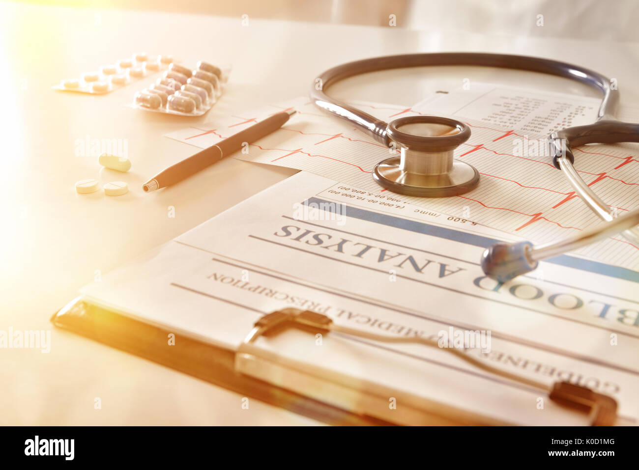 Résultats de l'examen du coeur avec presse-papiers présentant un électrocardiogramme. Ostetoscope et comprimés de traitement sur le tableau blanc. Top View. Ho Banque D'Images