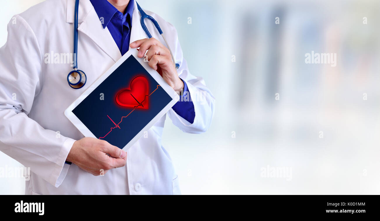 Médecin Général caucasien montrant tablet avec électrocardiogramme concept de représentation. Position avant la moitié de corps sans tête. Com panoramique horizontal Banque D'Images